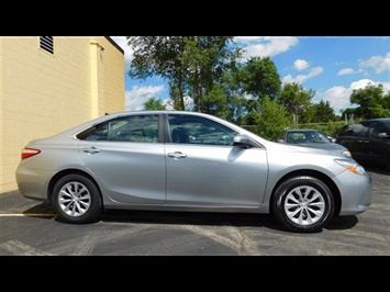 2015 Toyota Camry SE   - Photo 4 - Elgin, IL 60120