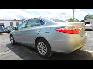 2015 Toyota Camry SE   - Photo 7 - Elgin, IL 60120