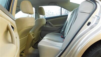 2010 Toyota Camry LE   - Photo 8 - Elgin, IL 60120