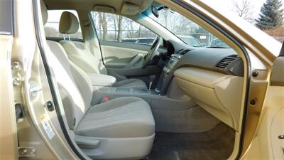 2010 Toyota Camry LE   - Photo 13 - Elgin, IL 60120