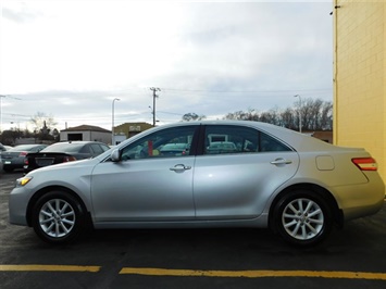 2010 Toyota Camry XLE   - Photo 8 - Elgin, IL 60120