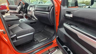 2017 Toyota Tundra SR5  Crew Cab SR5 4X4 - Photo 11 - Finksburg, MD 21048
