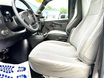 2016 Chevrolet Express  3500 BOX TRUCK 10 FT - Photo 15 - Finksburg, MD 21048