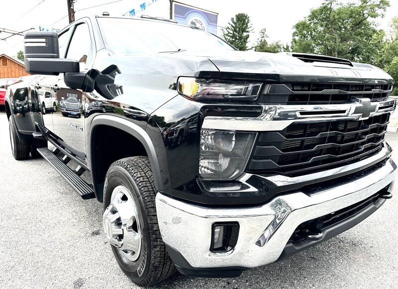 2024 Chevrolet Silverado 3500 Crew Cab LT 4X4 DRW - Photo 1 - Finksburg, MD 21048