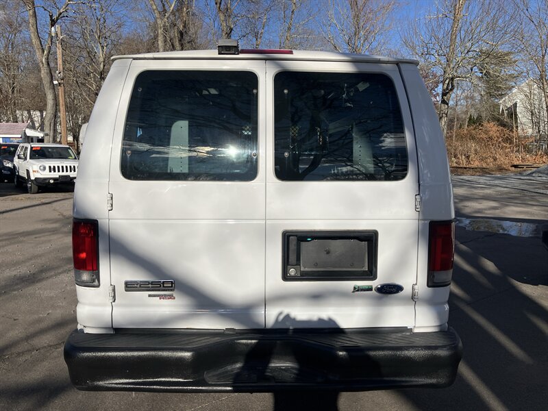 2011 Ford E-250 photo 2