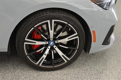 2025 BMW 5 Series 550e xDrive   - Photo 44 - Mesa, AZ 85202