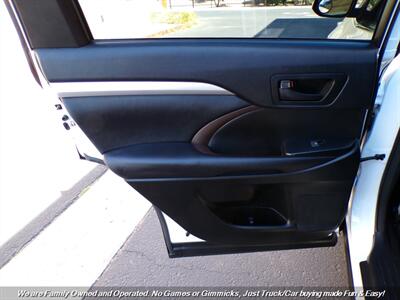 2017 Toyota Highlander LE   - Photo 18 - Mesa, AZ 85202