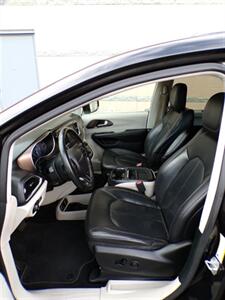 2018 Chrysler Pacifica Touring L   - Photo 15 - Mesa, AZ 85202