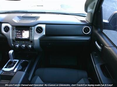 2018 Toyota Tundra Crew Max SR5   - Photo 34 - Mesa, AZ 85202