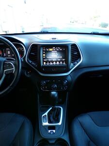 2018 Jeep Cherokee Latitude Plus   - Photo 35 - Mesa, AZ 85202