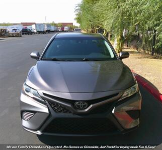 2020 Toyota Camry SE   - Photo 2 - Mesa, AZ 85202
