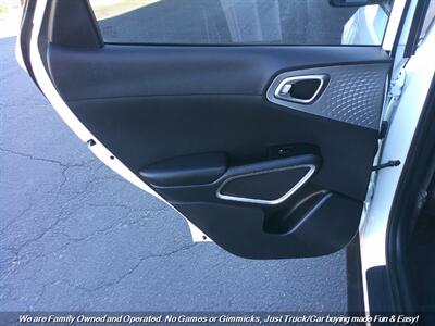 2020 Kia Soul LX - Photo 17 - Mesa, AZ 85202