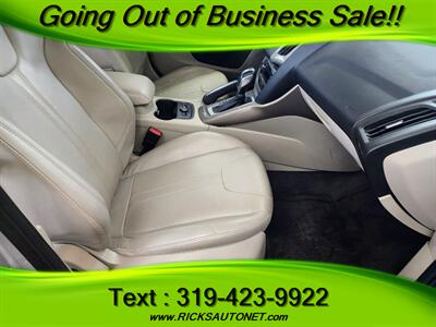 2012 Ford Focus SEL   - Photo 9 - Cedar Rapids, IA 52402