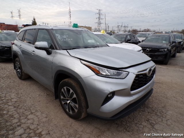 2023 Toyota Highlander XLE   - Photo 1 - Woodbridge, ON L4L 8L6