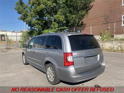 2014 Chrysler Town & Country Touring   - Photo 3 - St. Louis, MO 63116
