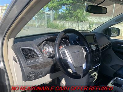 2014 Chrysler Town & Country Touring   - Photo 9 - St. Louis, MO 63116