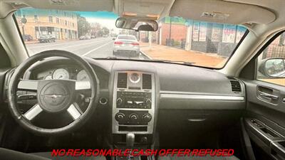2009 Chrysler 300 Series LX - Photo 12 - St. Louis, MO 63116
