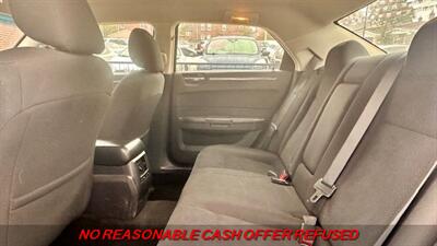 2009 Chrysler 300 Series LX - Photo 11 - St. Louis, MO 63116