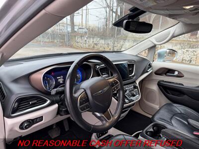 2017 Chrysler Pacifica Touring-L Plus   - Photo 9 - St. Louis, MO 63116