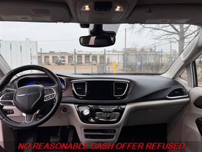 2017 Chrysler Pacifica Touring-L Plus   - Photo 13 - St. Louis, MO 63116