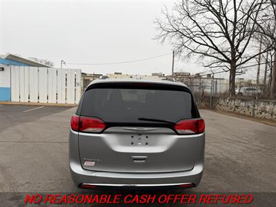 2017 Chrysler Pacifica Touring-L Plus   - Photo 4 - St. Louis, MO 63116
