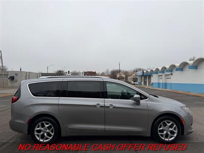 2017 Chrysler Pacifica Touring-L Plus   - Photo 6 - St. Louis, MO 63116