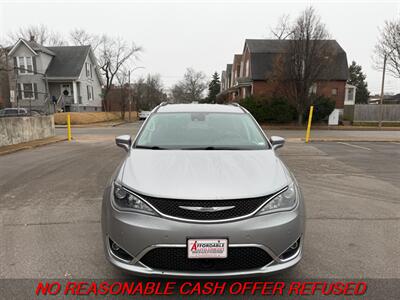 2017 Chrysler Pacifica Touring-L Plus   - Photo 8 - St. Louis, MO 63116