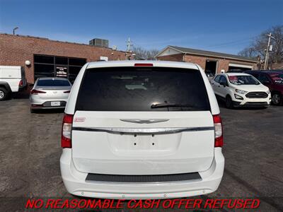 2015 Chrysler Town & Country Touring-L   - Photo 4 - St. Louis, MO 63116
