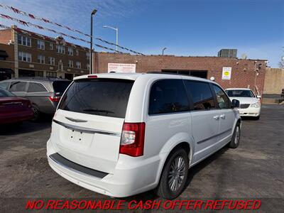 2015 Chrysler Town & Country Touring-L   - Photo 5 - St. Louis, MO 63116