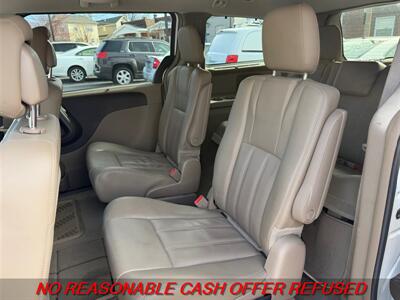 2015 Chrysler Town & Country Touring-L   - Photo 11 - St. Louis, MO 63116