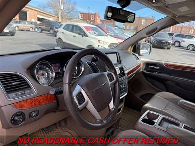 2015 Chrysler Town & Country Touring-L   - Photo 9 - St. Louis, MO 63116