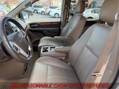 2015 Chrysler Town & Country Touring-L   - Photo 10 - St. Louis, MO 63116