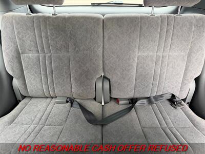2000 Toyota Sienna LE   - Photo 12 - St. Louis, MO 63116