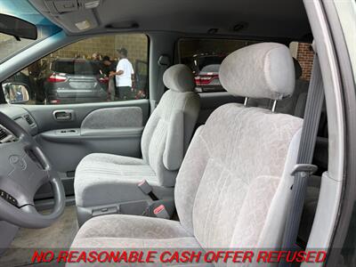 2000 Toyota Sienna LE   - Photo 10 - St. Louis, MO 63116