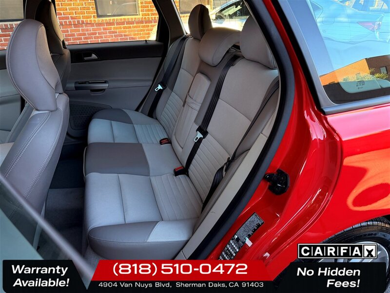 2005 Volvo V50 2.4i - Photo 18 - Sherman Oaks, CA 91403-1701