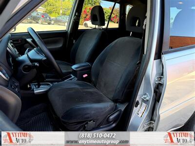 2005 Toyota RAV4   - Photo 15 - Sherman Oaks, CA 91403-1701