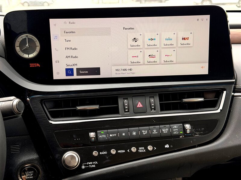 2023 Lexus ES 350   - Photo 16 - Sherman Oaks, CA 91403-1701
