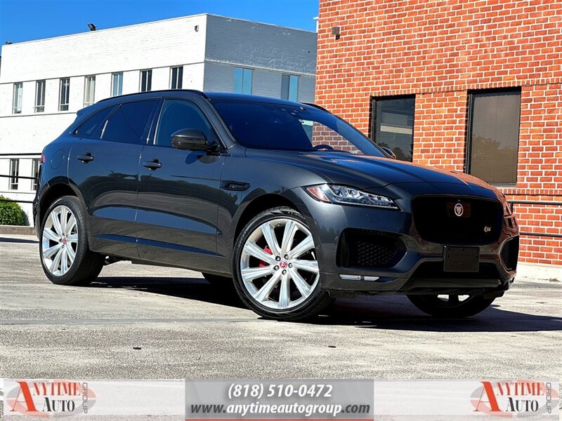 Jaguar F-PACE's photo