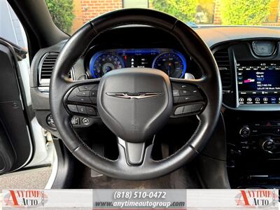 2018 Chrysler 300 Series S   - Photo 19 - Sherman Oaks, CA 91403-1701