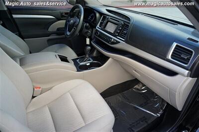 2019 Toyota Highlander LE   - Photo 16 - Phoenix, AZ 85034
