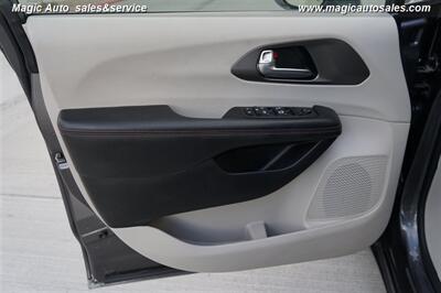 2020 Chrysler Pacifica Touring   - Photo 13 - Phoenix, AZ 85034