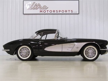 1961 Chevrolet Corvette   - Photo 1 - Fort Wayne, IN 46804