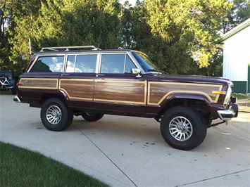 1988 Jeep Grand Wagoneer 4dr   - Photo 1 - Fort Wayne, IN 46804