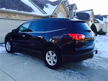 2009 Chevrolet Traverse LT   - Photo 2 - Fort Wayne, IN 46804