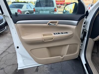 2008 Saturn Outlook XE   - Photo 14 - Los Angeles, CA 91306