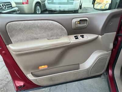 2000 Toyota Sienna LE   - Photo 15 - Los Angeles, CA 91306
