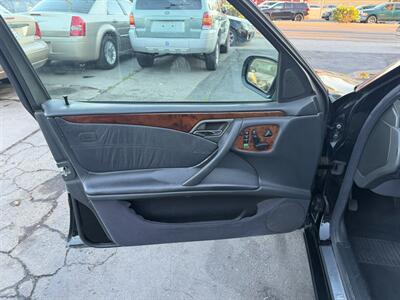 2000 Mercedes-Benz E 320   - Photo 15 - Los Angeles, CA 91306