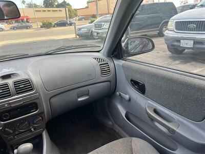 2001 Hyundai ACCENT GL   - Photo 21 - Los Angeles, CA 91306