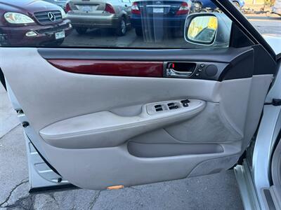2002 Lexus ES 300 - Photo 15 - Los Angeles, CA 91306
