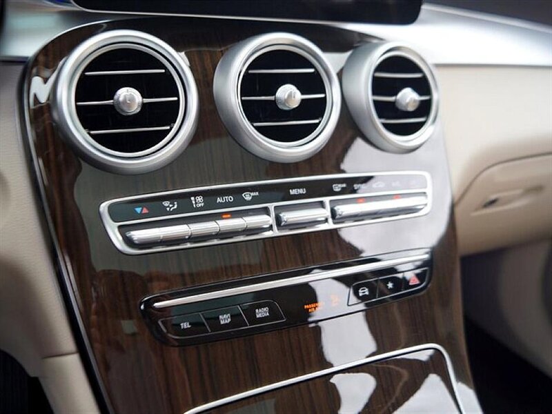 2022 Mercedes Benz GLC 300 photo 18